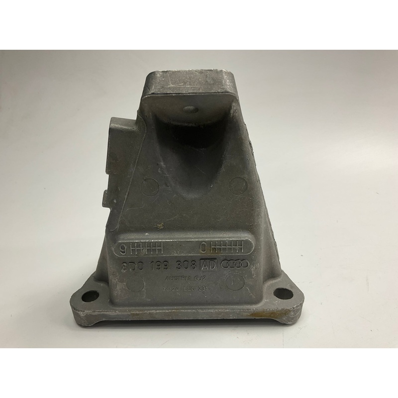 NEW UNBOXED 1998-2005 VW Passat V6 / Audi A4 A6 Right Engine Motor Mount Bracket